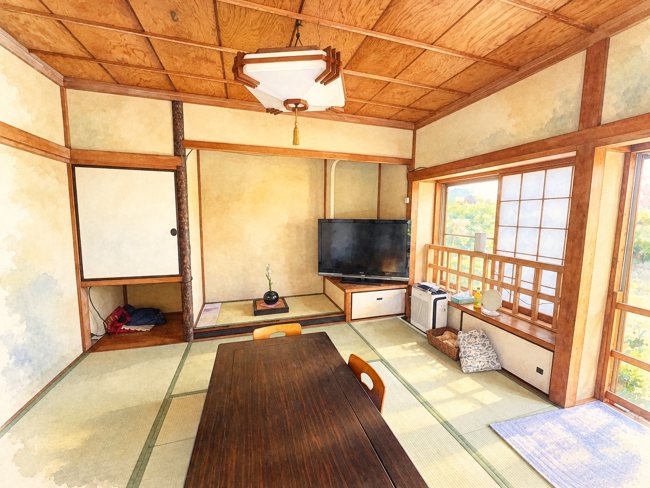 明るい和室で、くつろぐ